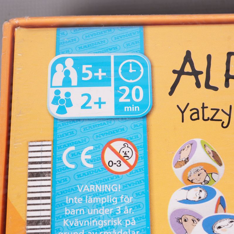 Detalj av blå etikett med spelinformation om Alfons Yatzy