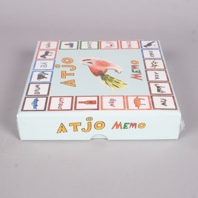 Sidan av Atjo Memo ask med logotyp och färgglad ram