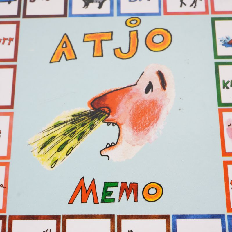 Närbild på Atjo Memo logotyp och illustration av nysning