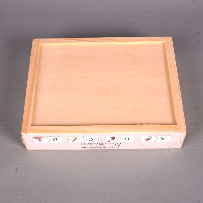 Baksidan av trälådan till alfabetspusslet