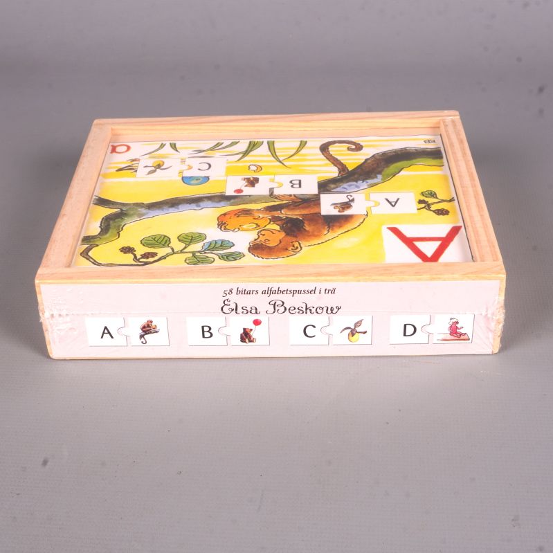 Närbild på trälådans sida med tryckt Elsa Beskow-signatur