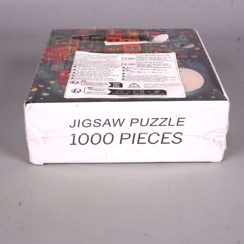 Närbild på sidan av pussellådan där bitantal och mått syns