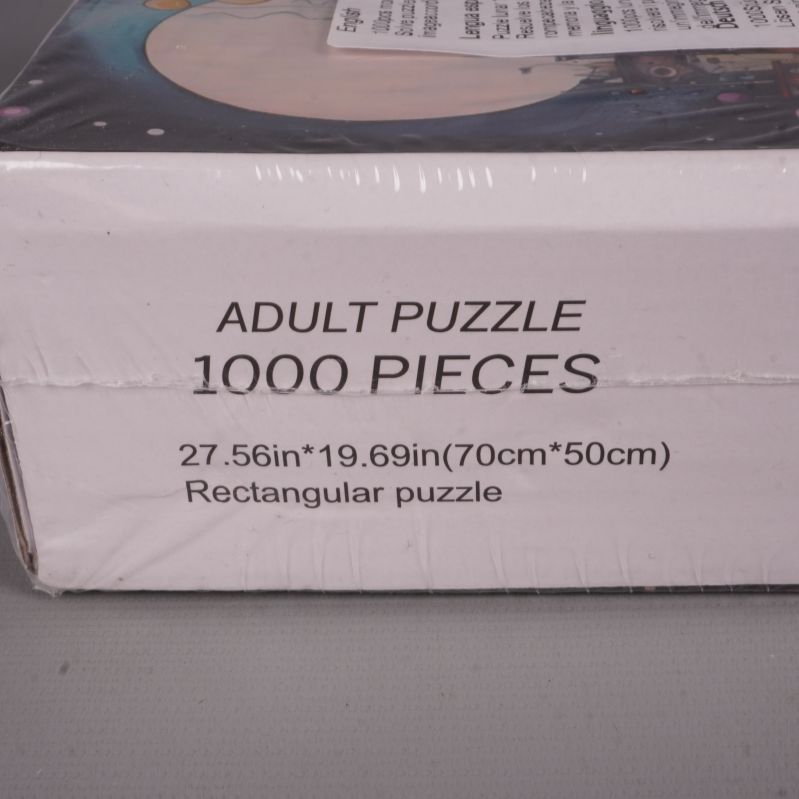 Närbild på sidan av pussellådan med mått och engelska beskrivningar