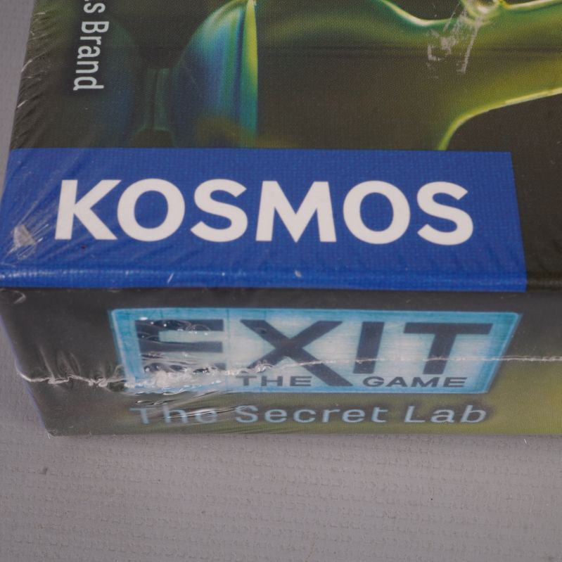 Närbild på Kosmos-logga på spelboxens kant