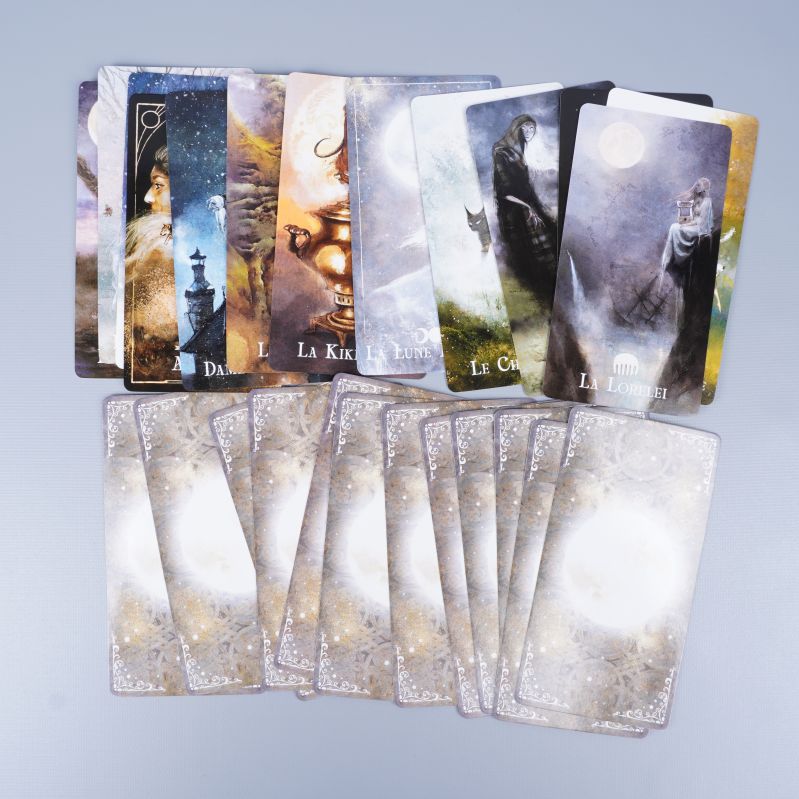 Närbild på orakelkortens illustrationer och baksidor