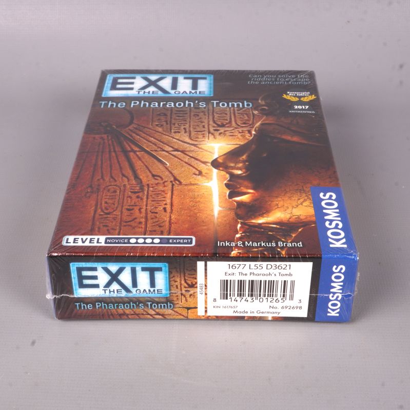 Nedre delen och kant av spelboxen med streckkod