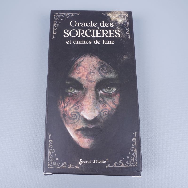 Orakelkortsask med porträtt på framsidan