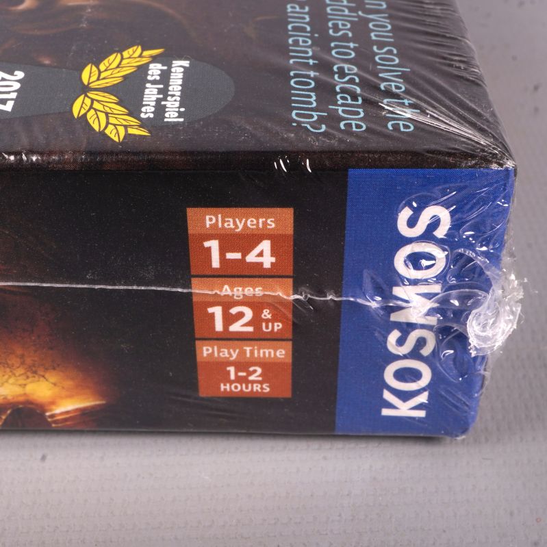 Närbild på sidan av spelboxen med åldersgräns och spelartal