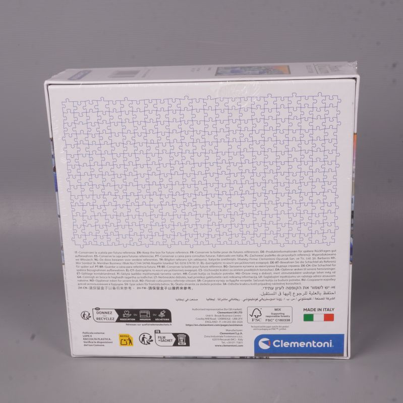 Baksidan av Clementoni pussel med blåvit design och logotyper