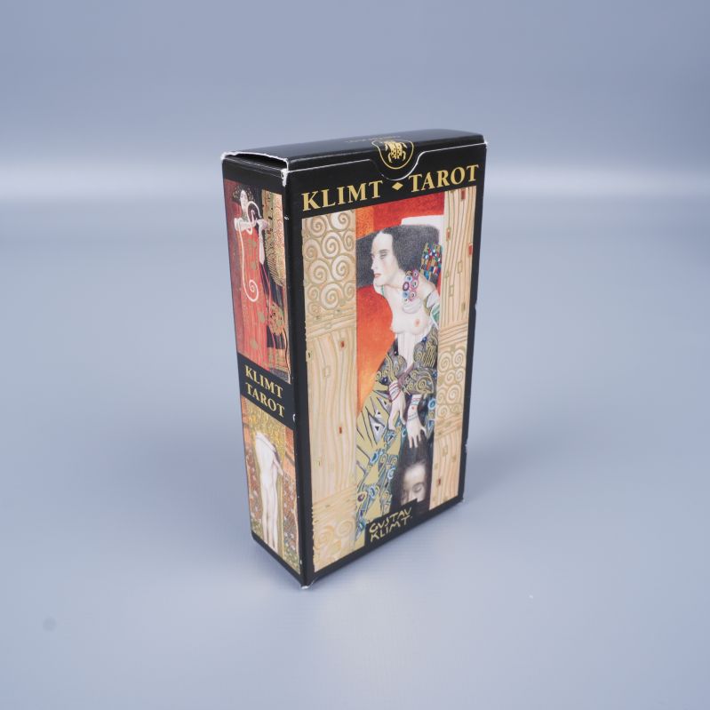 Framsidan av tarotask med porträtt och gulddetaljer