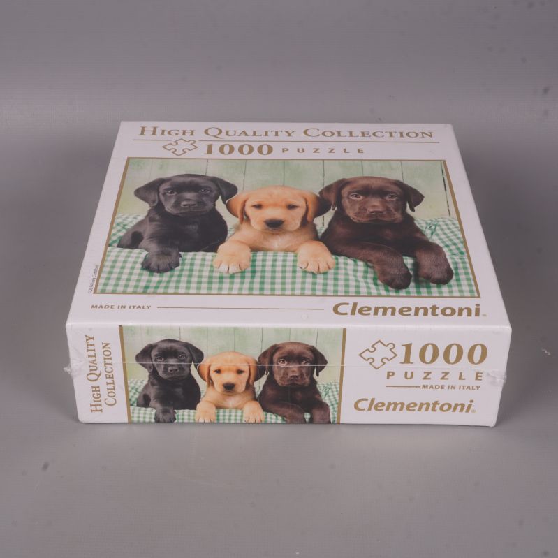 Pusselbox med valpar sedd ovanifrån och från sidan