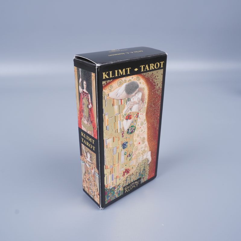 Baksidan av tarotask med motiv av kyssen och gulddetaljer