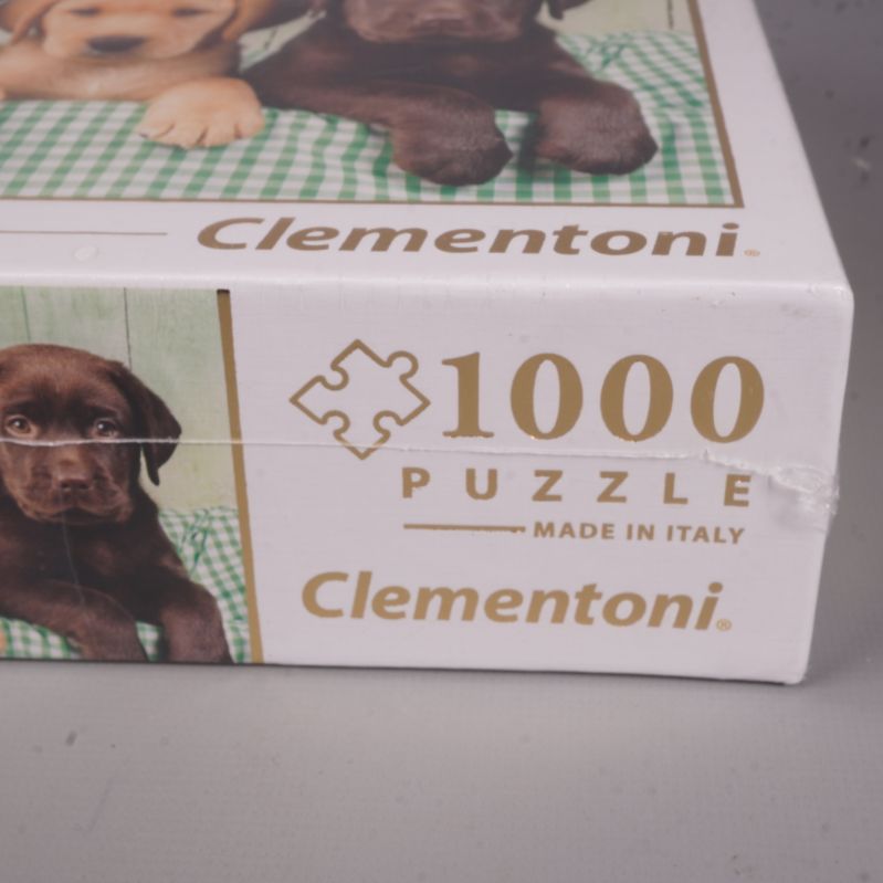 Detaljbild på pusselbox med Clementoni-logotyp och 1000 bitar