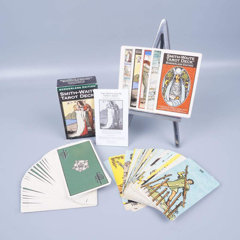 Uppställd tarotkortlek med ask och guidehäfte