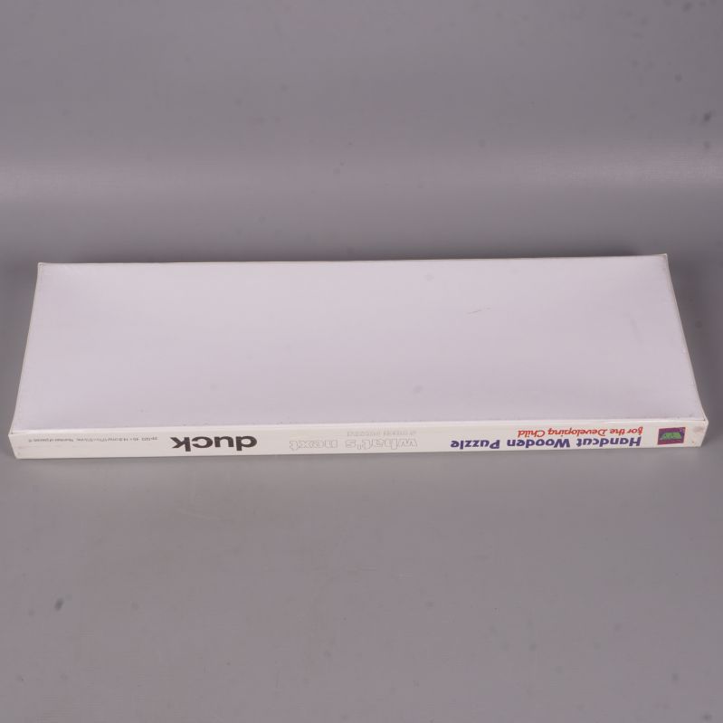 Sidovy av pusslets förpackning med texten duck