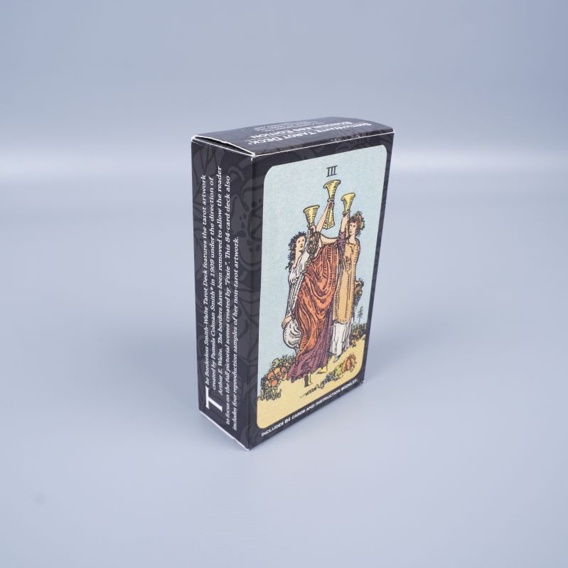 Baksida av tarotask med motiv och text på mörk bakgrund