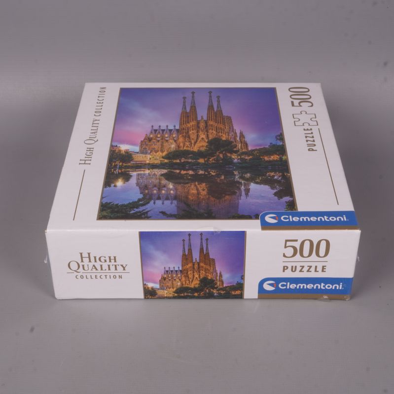 Clementoni pusselbox Sagrada Familia sedd snett framifrån
