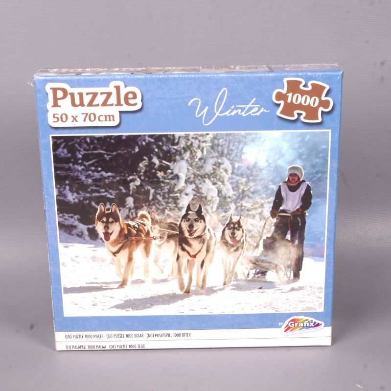 Pussellåda med vintermotiv och hundspann i snölandskap