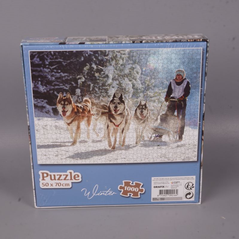 Baksida på pussellåda med vintermotiv och hundspann