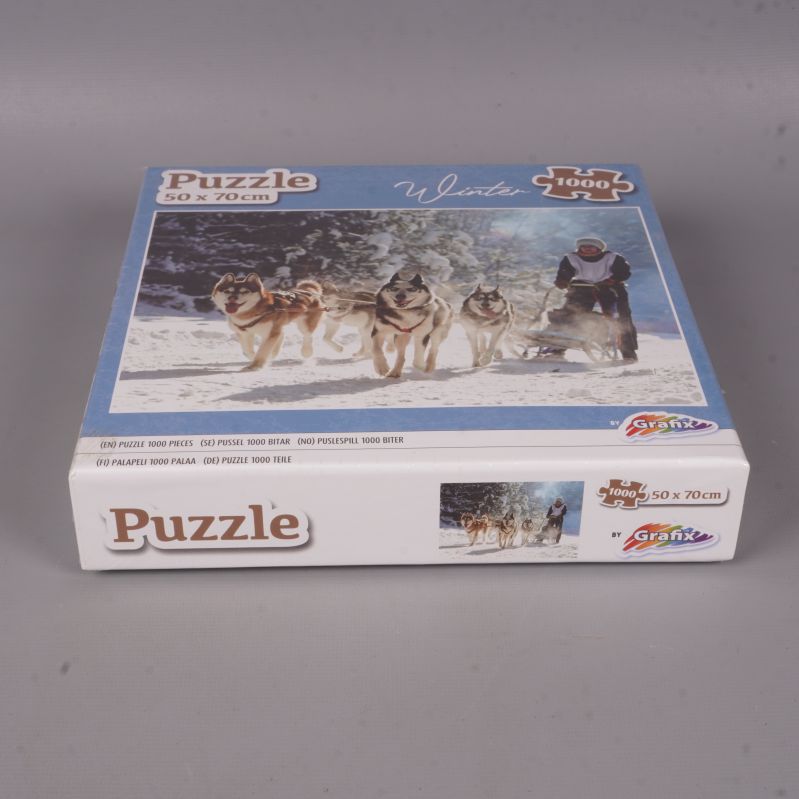 Pussellåda med vintermotiv sedd från sidan