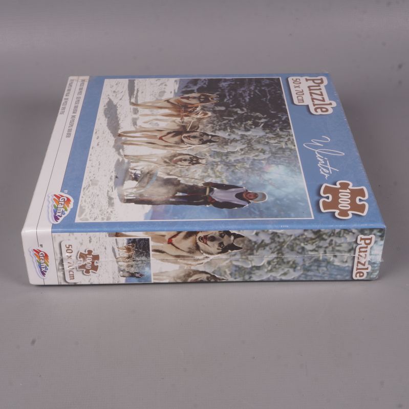 Pussellåda stående med vintermotiv och tydlig bitinformation