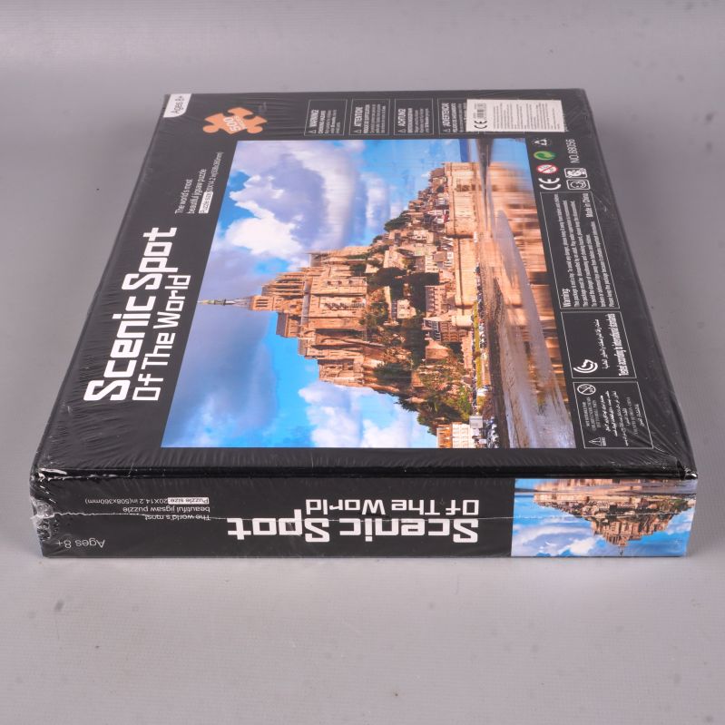 Pussellåda från sidan med motiv och text