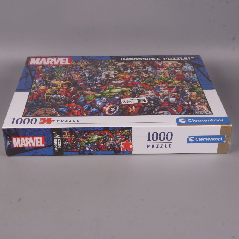 Sidan av Marvel pusselask med 1000 bitar och Clementoni-logga