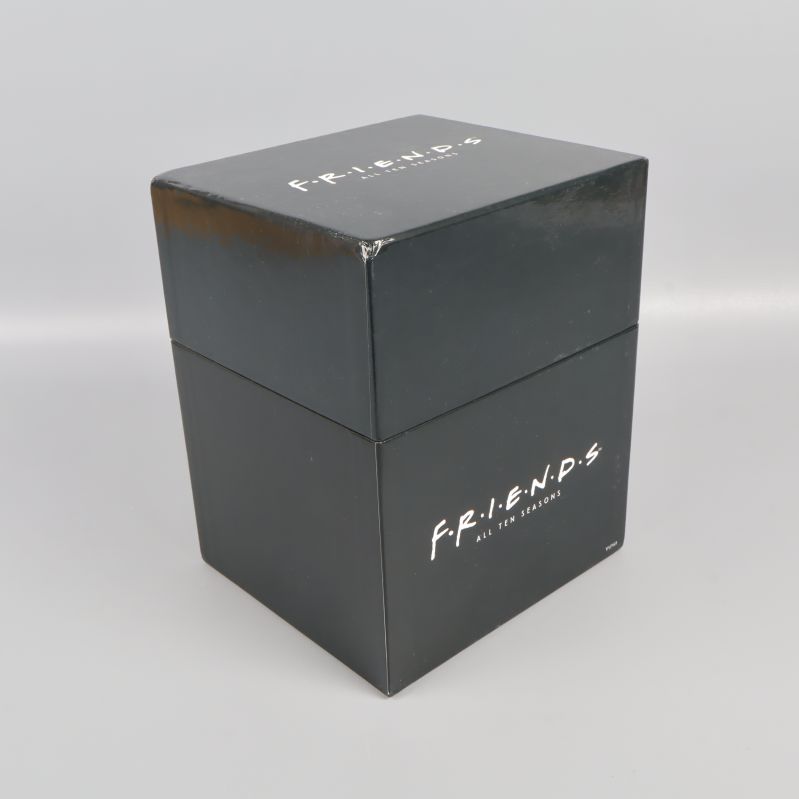 Stängd svart DVD-box med Friends-tryck