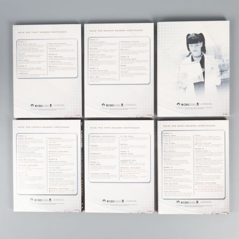 Baksidor av samtliga NCIS DVD-fodral tydligt visade
