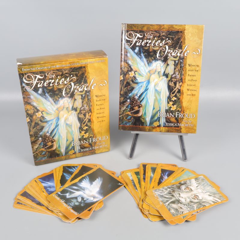 Orakelkort, guidebok och ask i bruna och guldiga toner