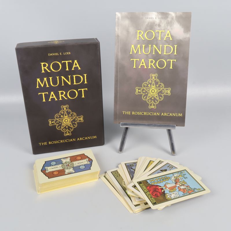 Tarotkort, ask och guidebok visas tillsammans