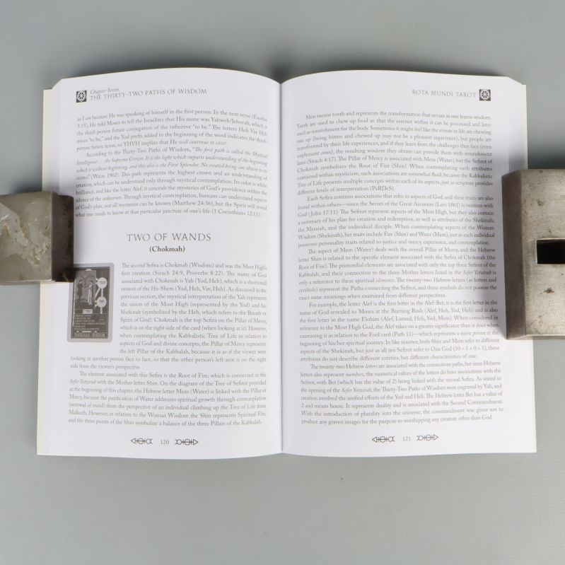 Uppslagen guidebok med tydlig engelsk text