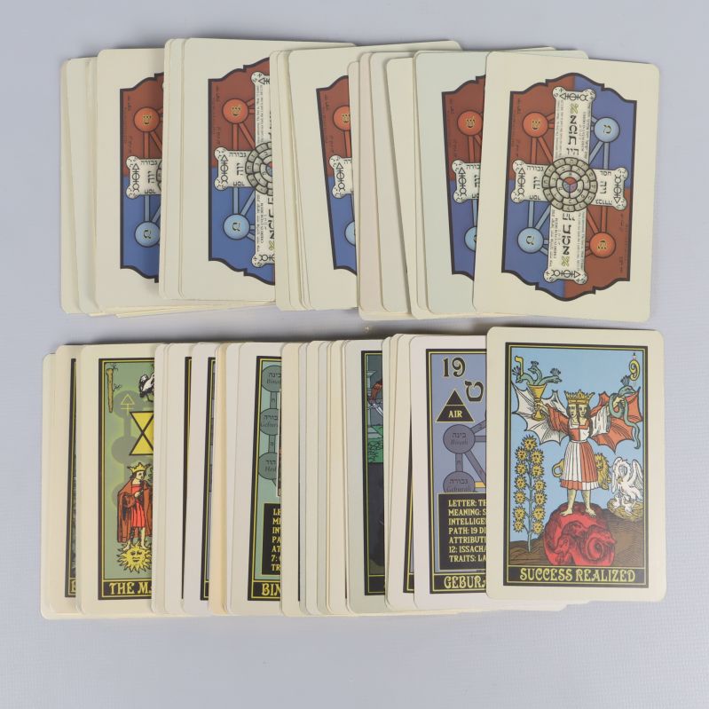 Alla 78 tarotkort utspridda med framsidor och baksidor