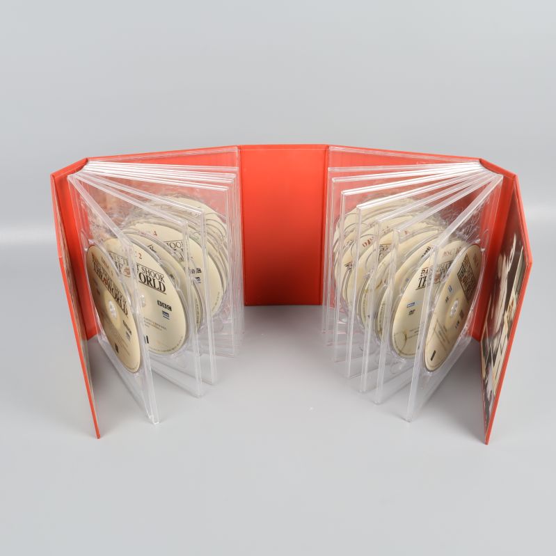 DVD-box uppfälld med tydligt synliga organiserade skivor