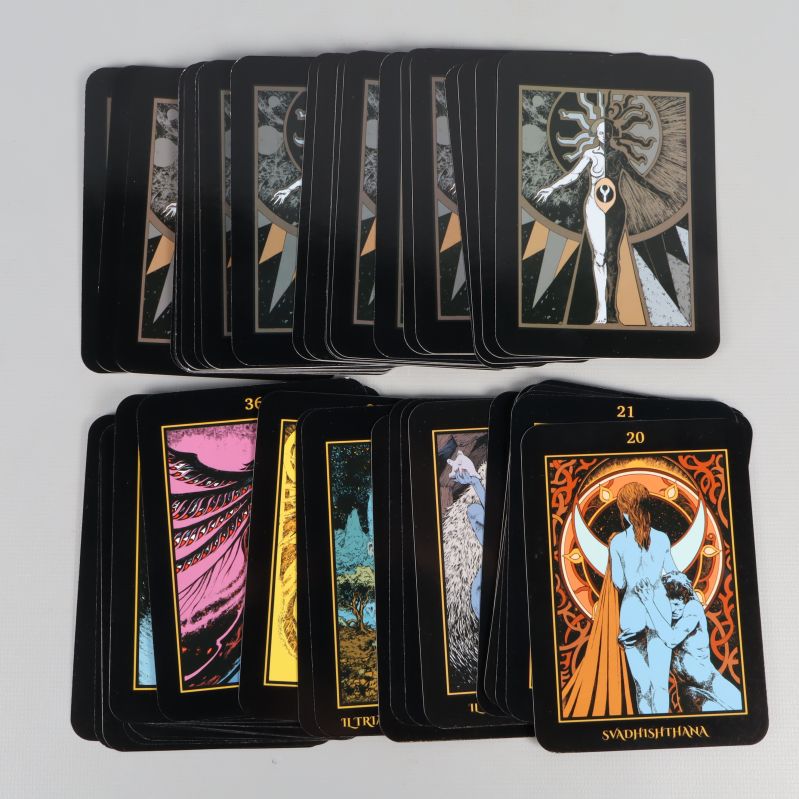 Orakelkorten utspridda, färgstarka illustrationer framgår