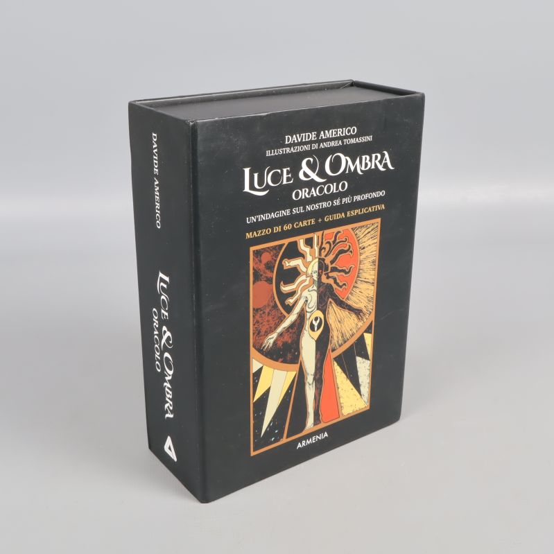 Svart förvaringsask med illustration på framsidan