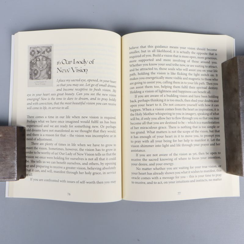 Uppslagen guidebok med text på engelska