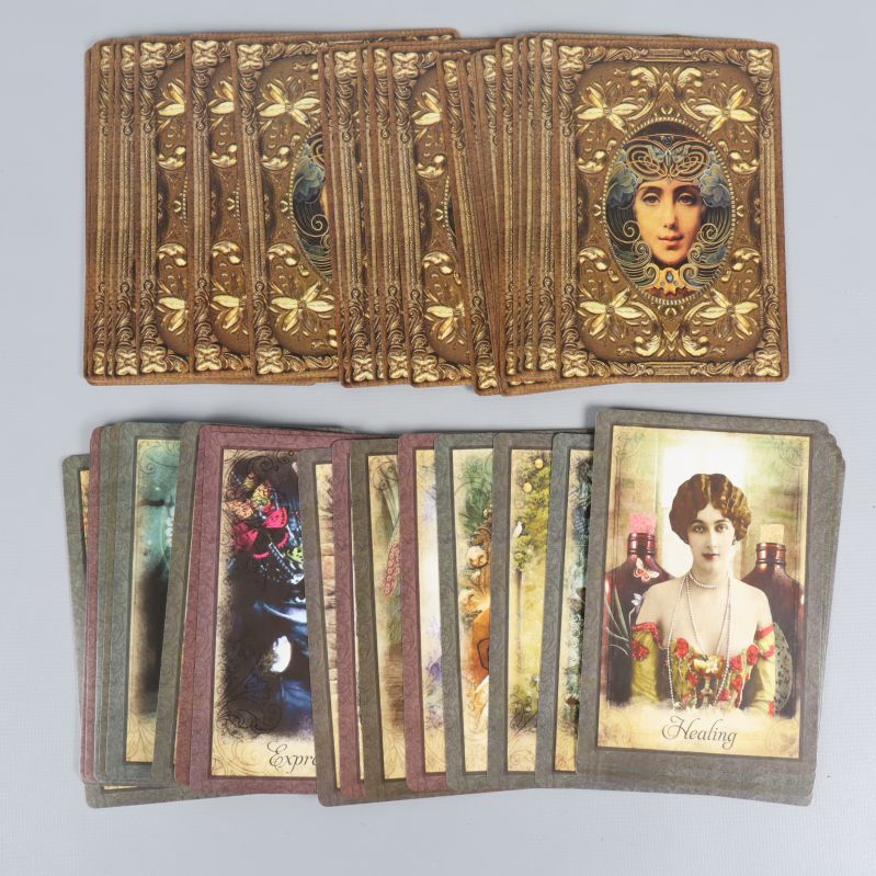 Flera orakelkort med vintageinspirerade illustrationer i olika färger och motiv
