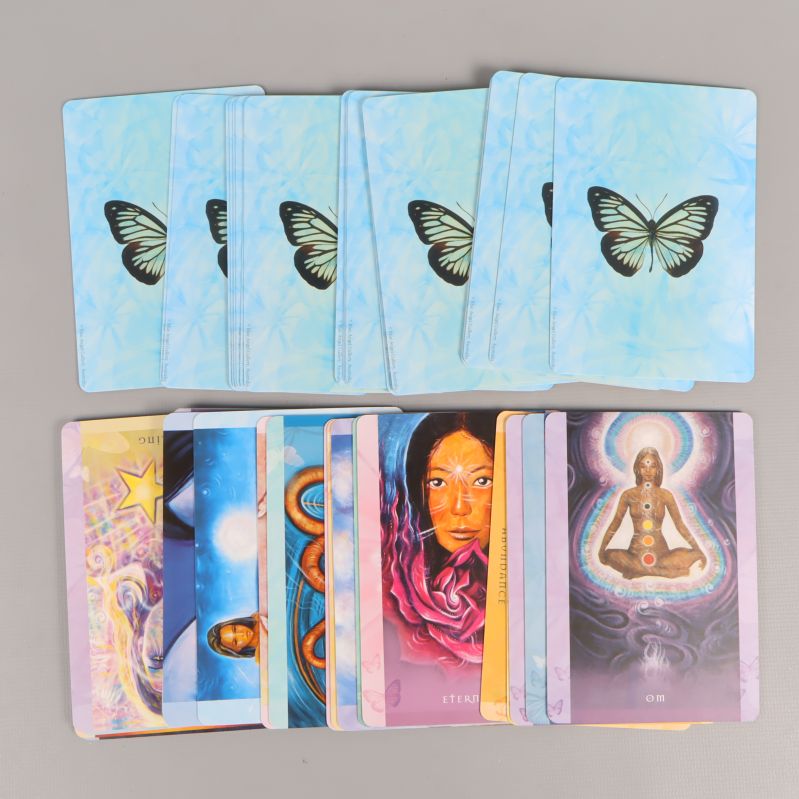 Spridda orakelkort med färggranna motiv och baksidor
