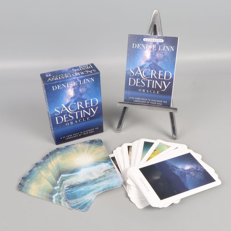 Orakelkortlek Sacred Destiny Oracle med box, guidebok och utspridda kort