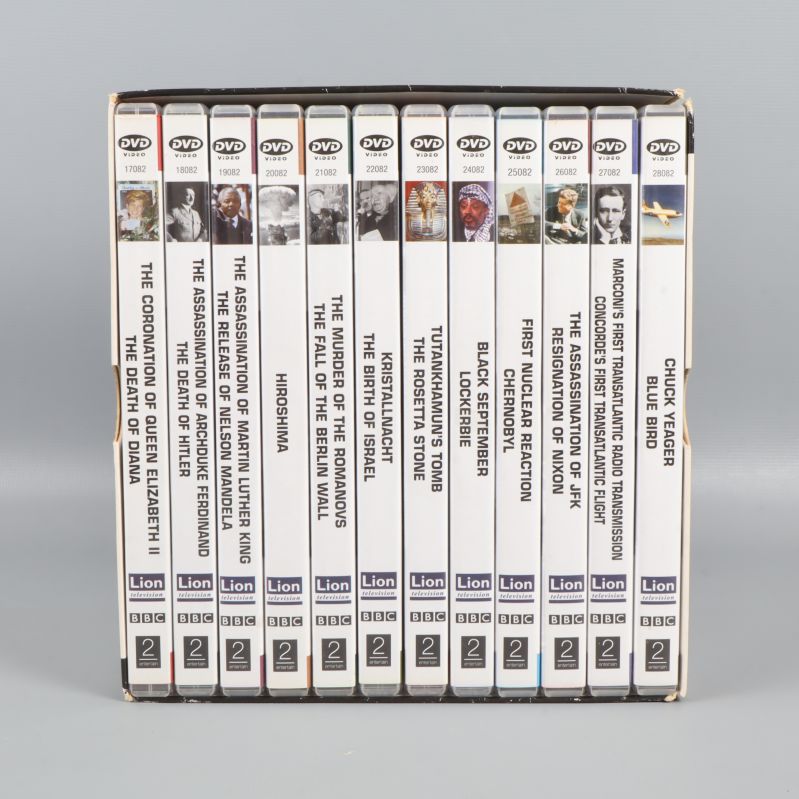 Insidan av DVD-boxen med tolv separata fodral