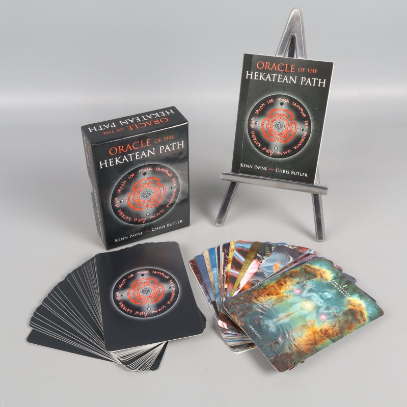 Orakelkort, guidebok och ask uppställda tillsammans