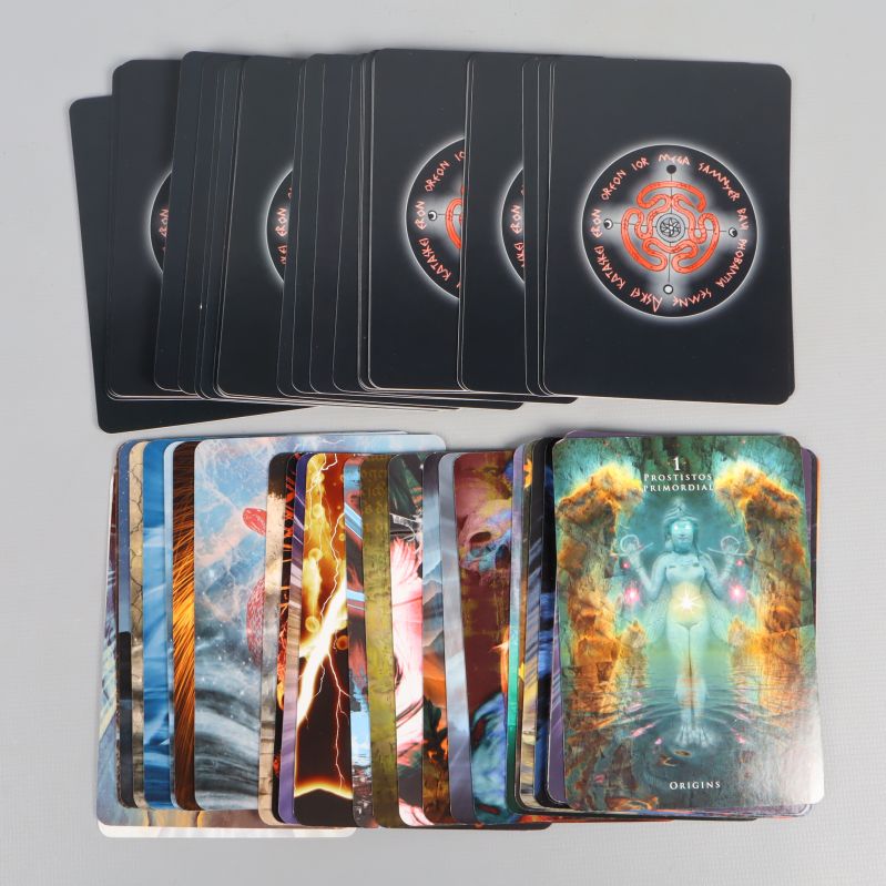 Alla orakelkort visas spridda med baksidan och motiv