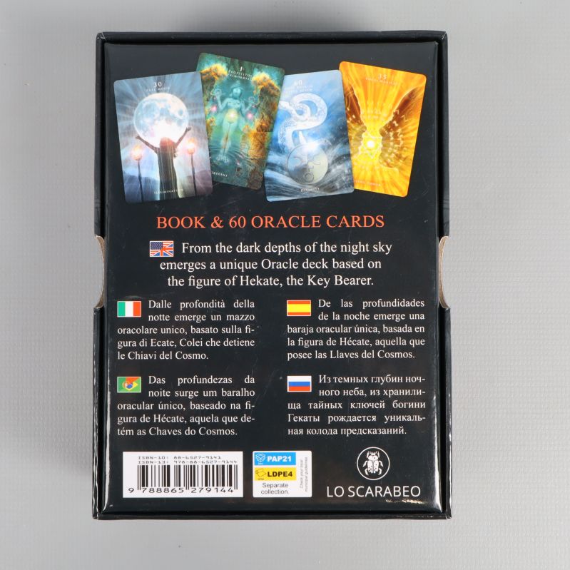 Baksidan av asken med kort och bokinformation