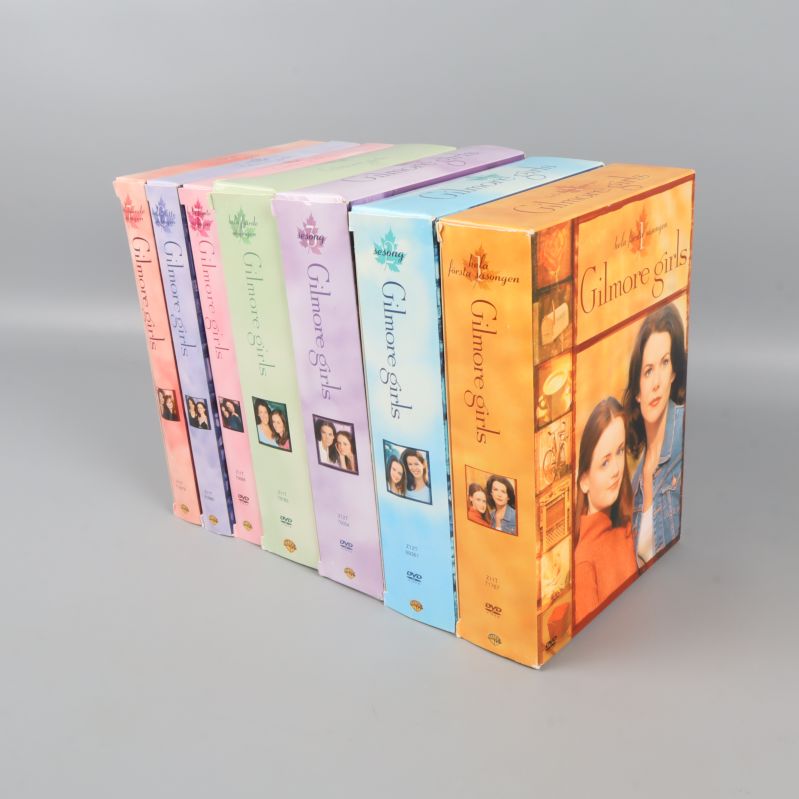 DVD-boxar för Gilmore Girls säsong 1 till 7 staplade i rad från sidan