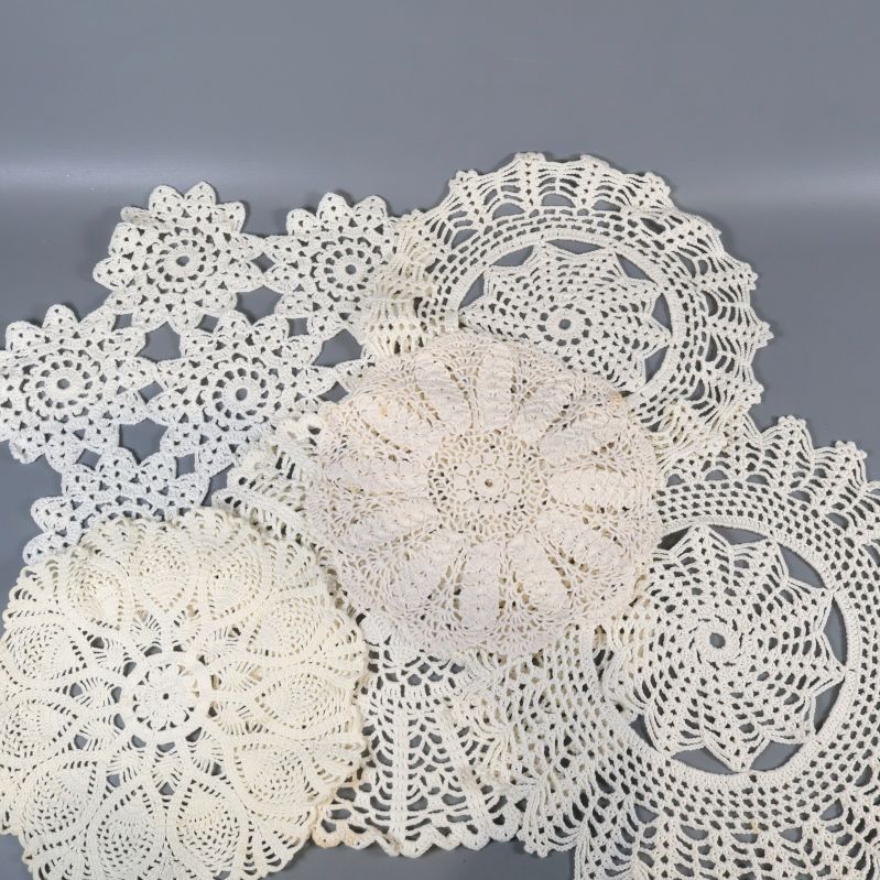 Olika ljusa runda virkade dukar utlagda i mönster