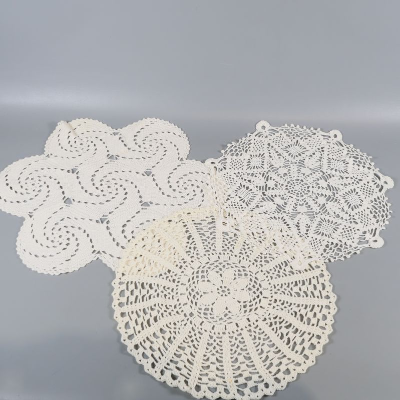 Tre ljusa virkade dukar i geometriska och runda mönster