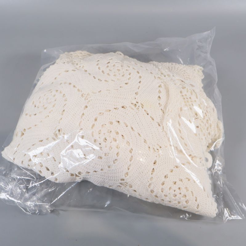 Plastpåse innehållandes ihopvikt virkad duk