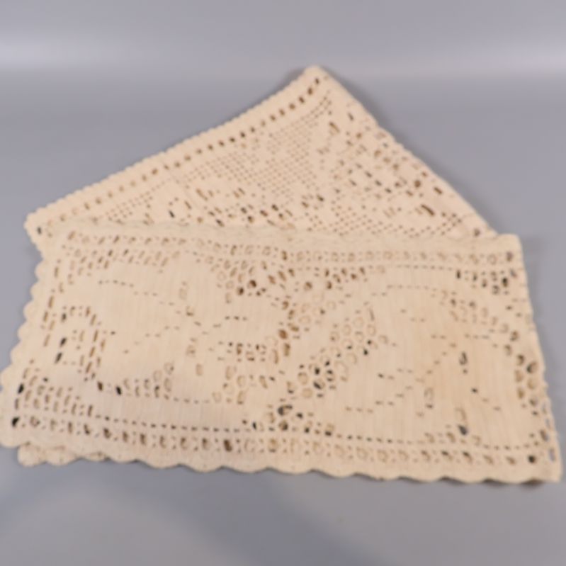 Två beige virkade dukar med mönster och scallop-kant