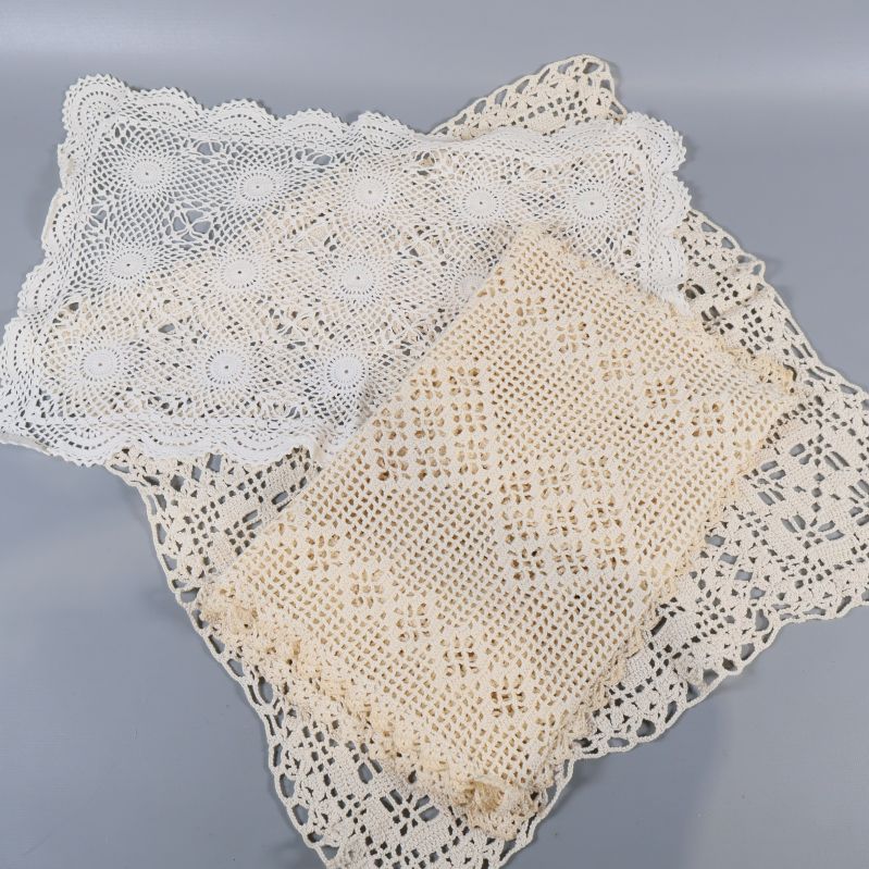 Två stora virkade dukar med olika spetsmönster